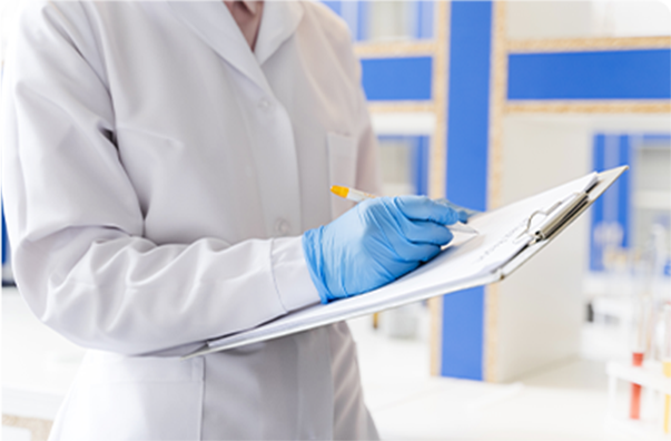 Profesional de laboratorio escribiendo en portapapeles